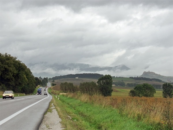 Grote weg met rechts in de verte kasteel op heuvel