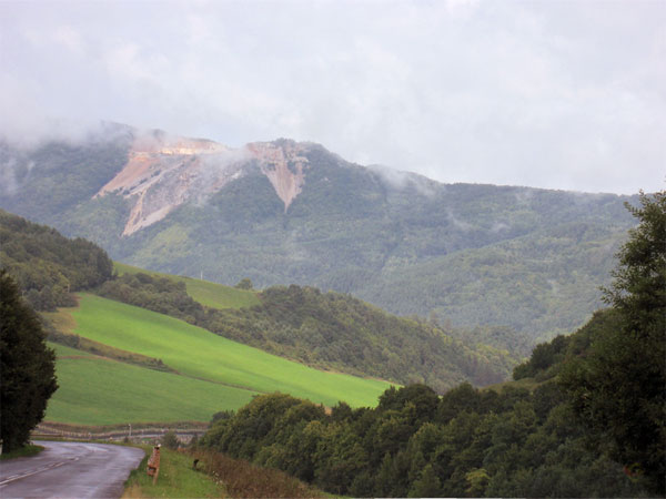 Groene berg met hap er uit: oranje van binnen