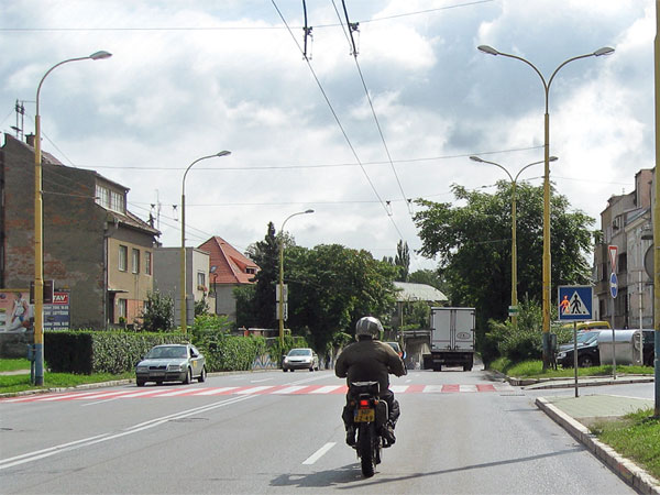 Verkeer, huizen, vrij ver van elkaar