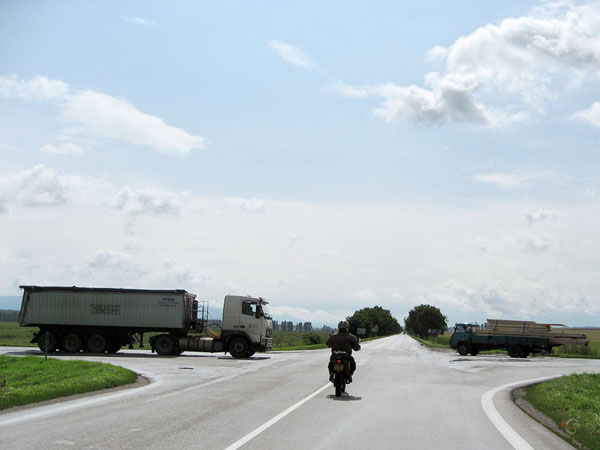 Kaarsrechte weg, van links en van rechts komt een vrachtwagen