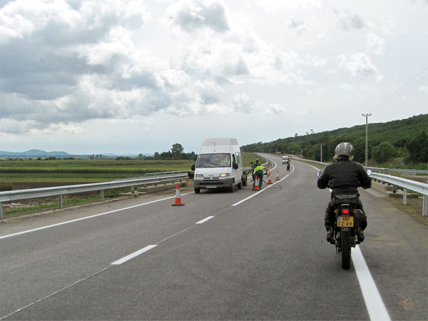 Aan de overkant van de weg is er pech met een bestelwagen