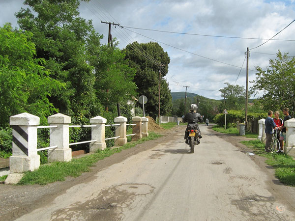 Mensen met fiets langs de kant van de weg