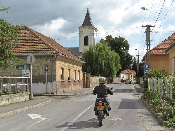 Tricker in straat, lage huizen