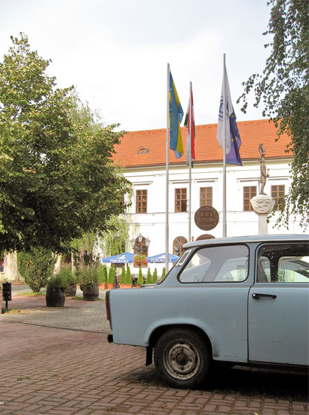 Trabant met er achter terras