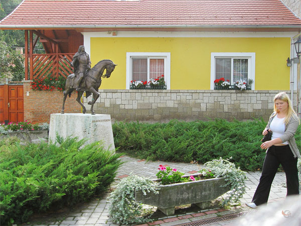 Standbeeld van ruiter te paard