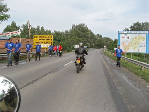 Jongens met blauwe t-shirts