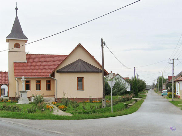 Zijstraat met kerk en lage huizen