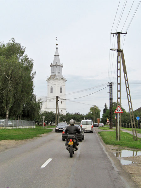 Kerk met spitse toren