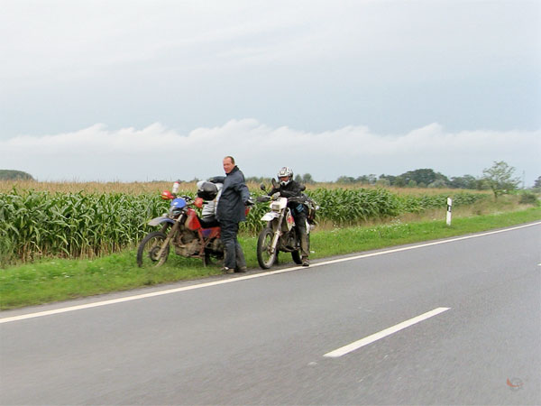 Twee motorrijders langs de kant van de weg