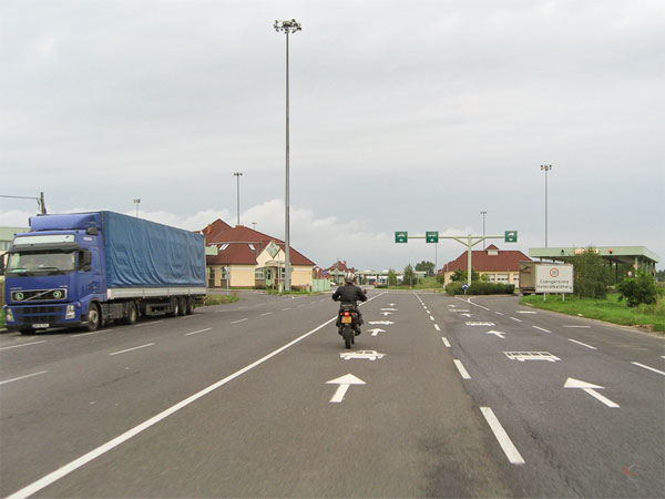 Pijlen op de weg voor vrachtwagens en auto's