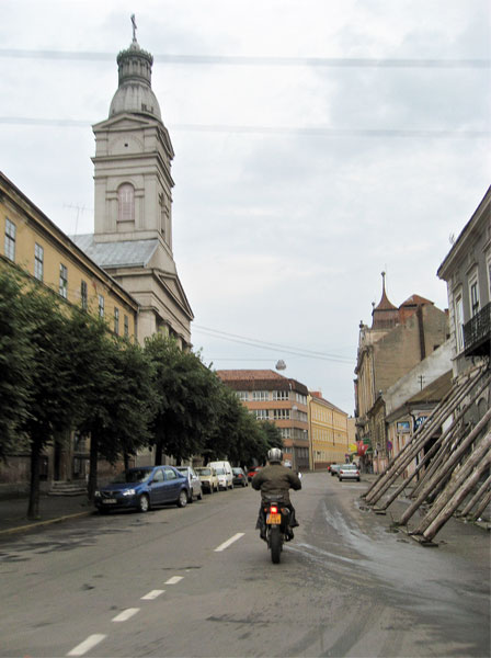Straat met kerk en gestut gebouw