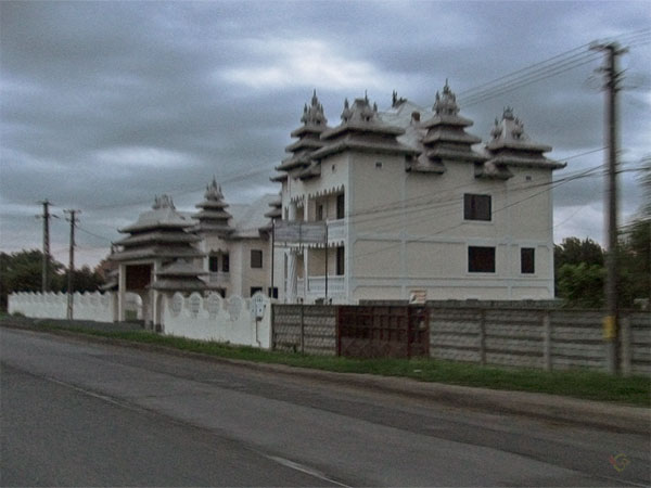 Huis met vreemde torentjes