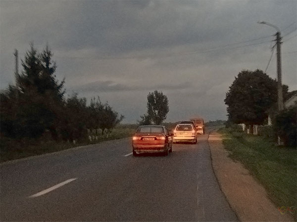 Auto's en Tricker rijden het donker in