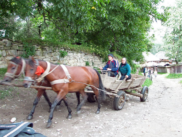 Paard en wagen op steile onverharde straat