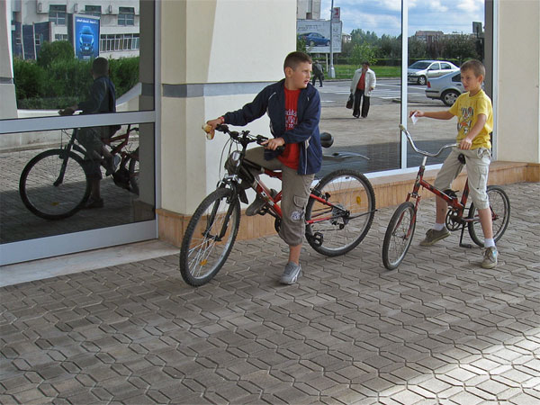 Twee jongetjes op fietsjes