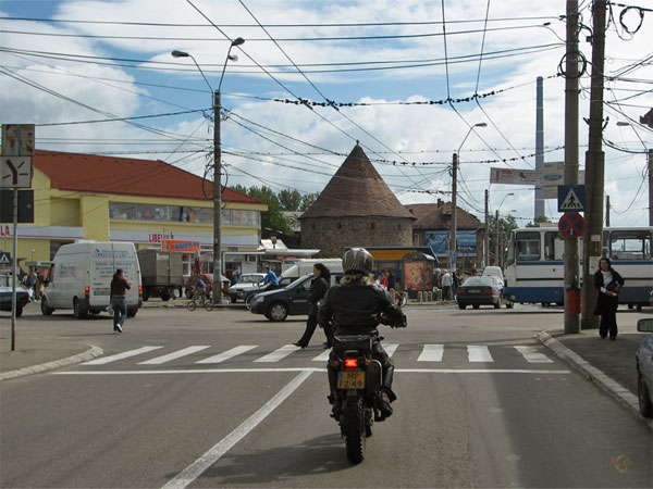 Verkeer, mensen, oud rond torentje