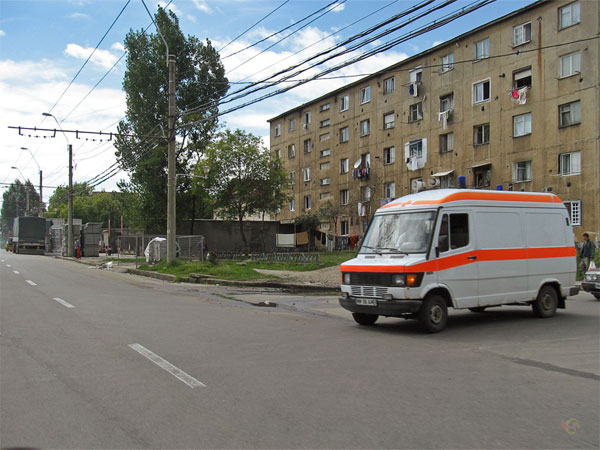 Grauw woonblok, ambulance