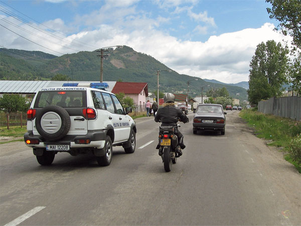 Politieauto haalt Tricker in