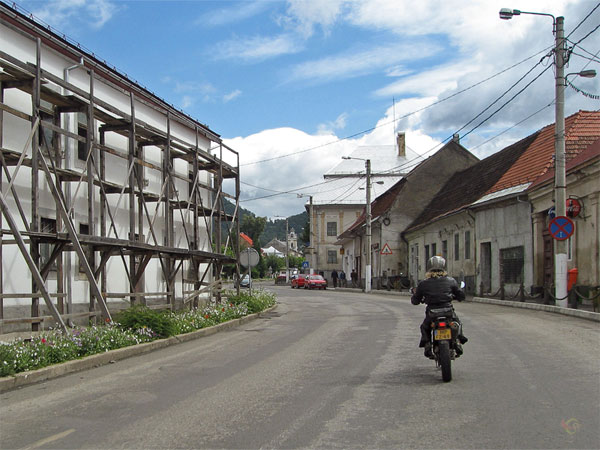 Gebouw in de steigers