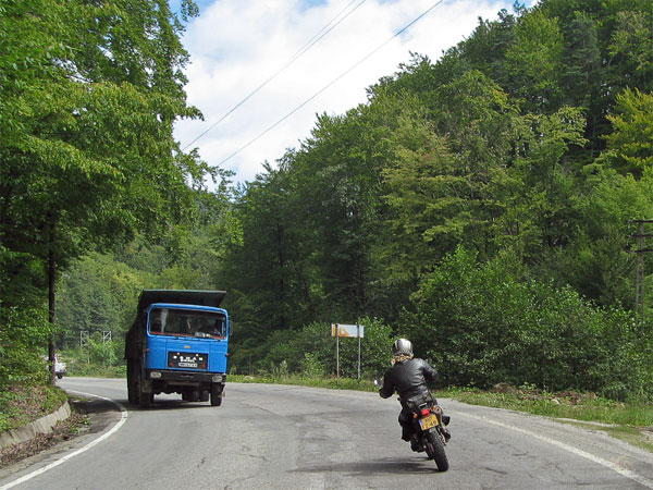 Tricker en vrachtwagen in de bocht