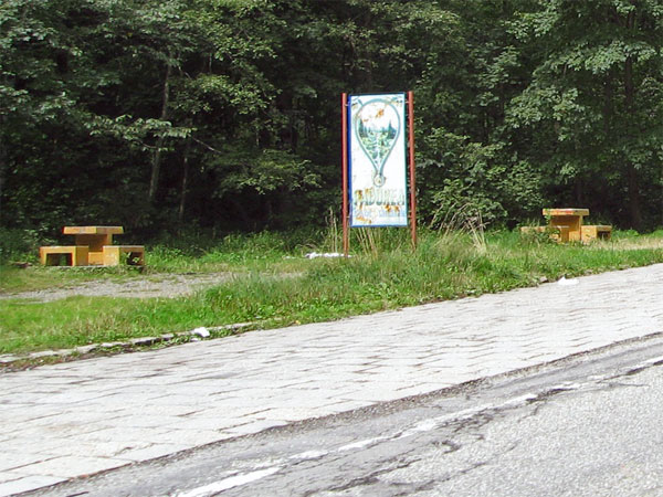 Verkleurd bord, en bankjes en stoelen