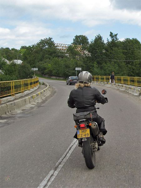 Tricker op brug, man loopt, dak in aanbouw