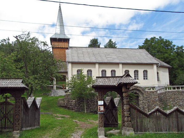 Kerk met houten toegangspoort