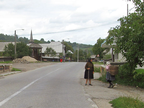 Twee vrouwen langs de weg aan het kletsen