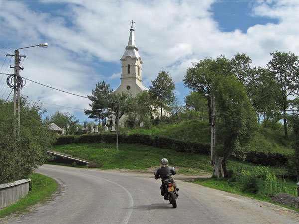 Witte kerk, op heuvel