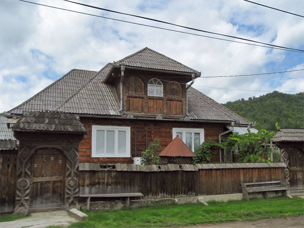 Houten huis, houten poort, houtsnijwerk
