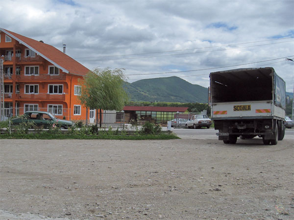 Oranje chalet-achtig huis