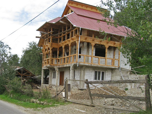 Huis in aanbouw, met houten galerijen