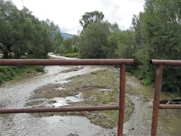 Brug over modderige rivier