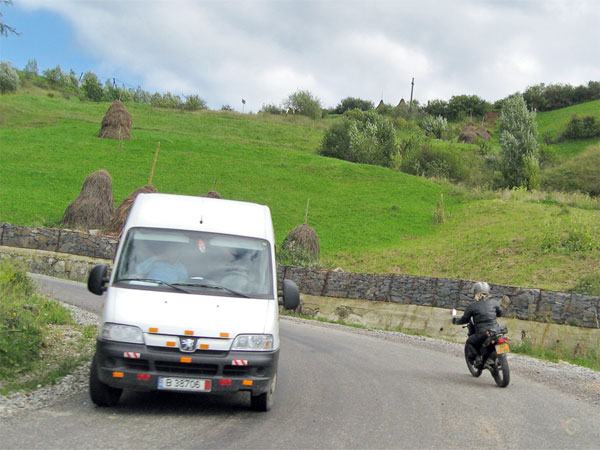 Auto en Tricker in de bocht