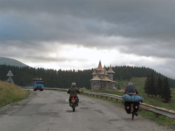Donkere lucht, fietser, vrachtwagentje, Tricker, kerk met ronde torens