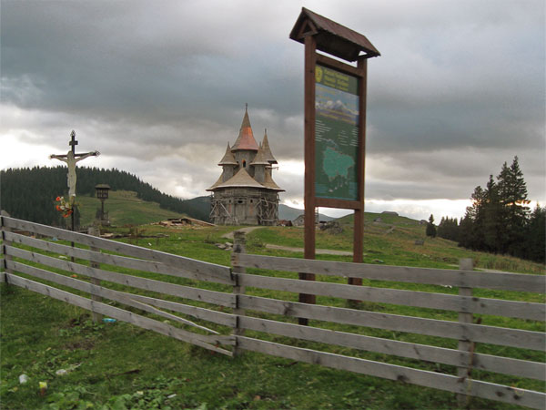 Kerk met een aantal slanke torens, informatiebord