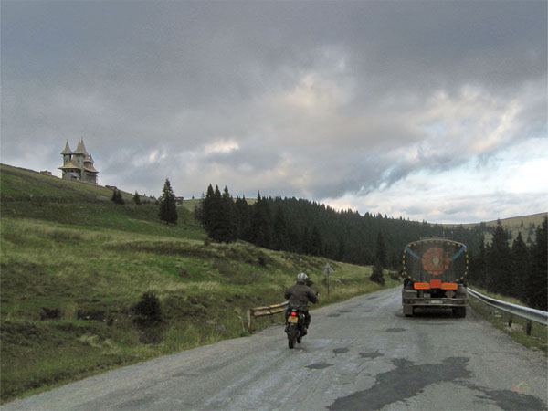 Tankwagen, hoog: de kerk met de vele torens