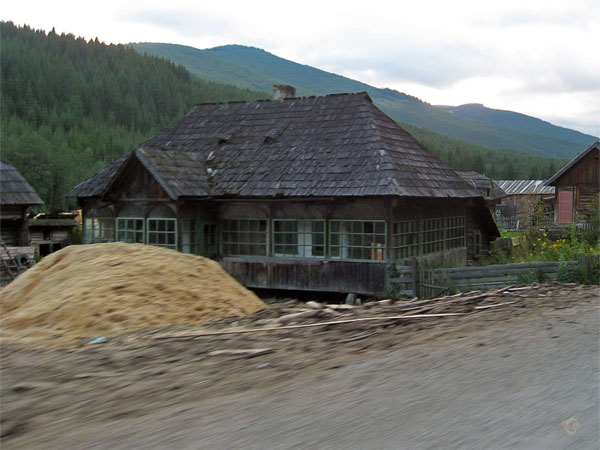 Houten huis met houten dak