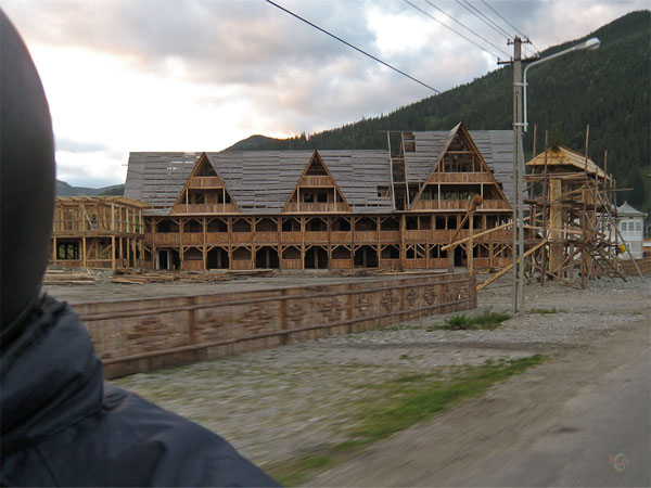 Groot houten gebouw in aanbouw