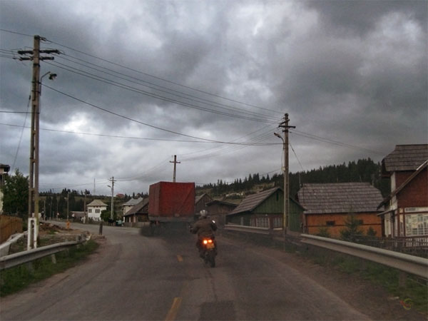 Zwarte wolken uitlaatgas uit vrachtwagen