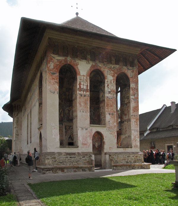 Achterkant van de kerk, fresco's bijna weg