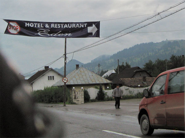 Hotel Eden, over de weg gespannen