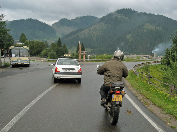 Bus, taxi en Tricker, groene heuvels