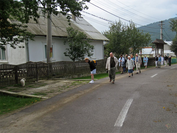 Een buslading mensen loopt door de straat