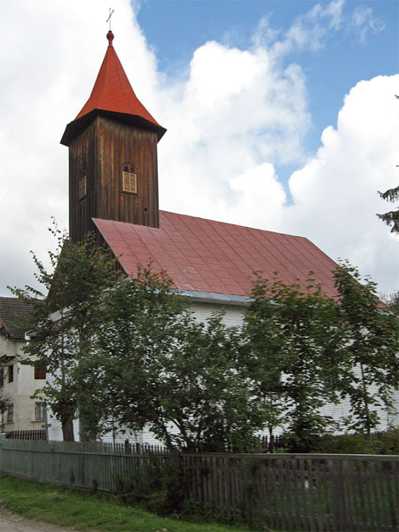 Kerk met houten toren