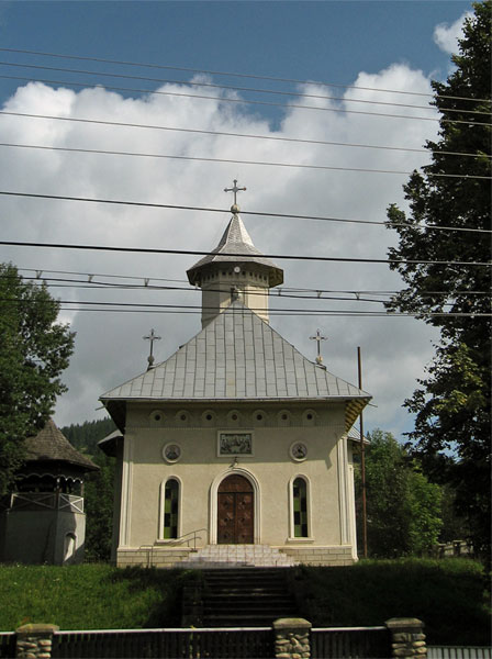 Kerk met zinker ronde daken