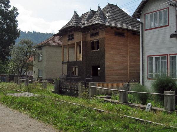 Houten huis met houten dak