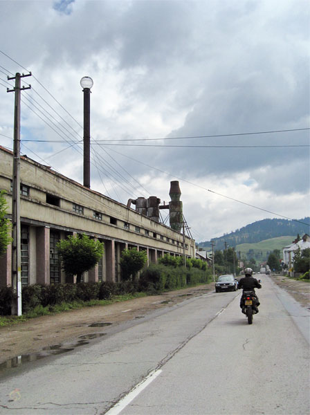 Fabrieksgebouw langs de weg