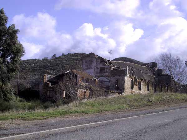 Ruine langs de kant van de weg