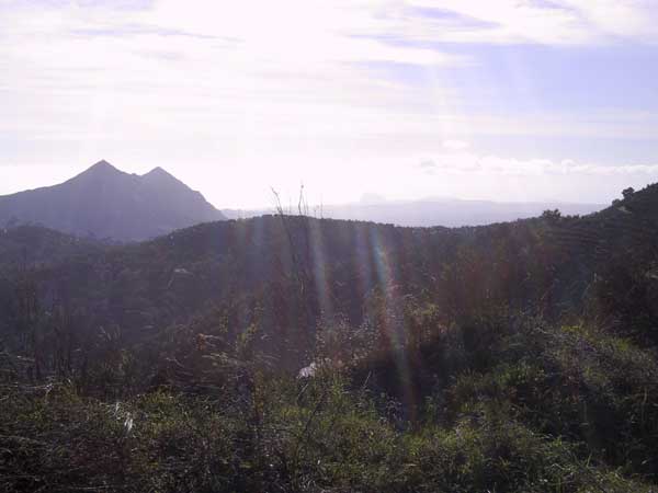 Zonnestralen over de heuvels